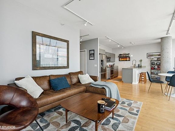 4th image of 860 W Blackhawk St Unit 2504