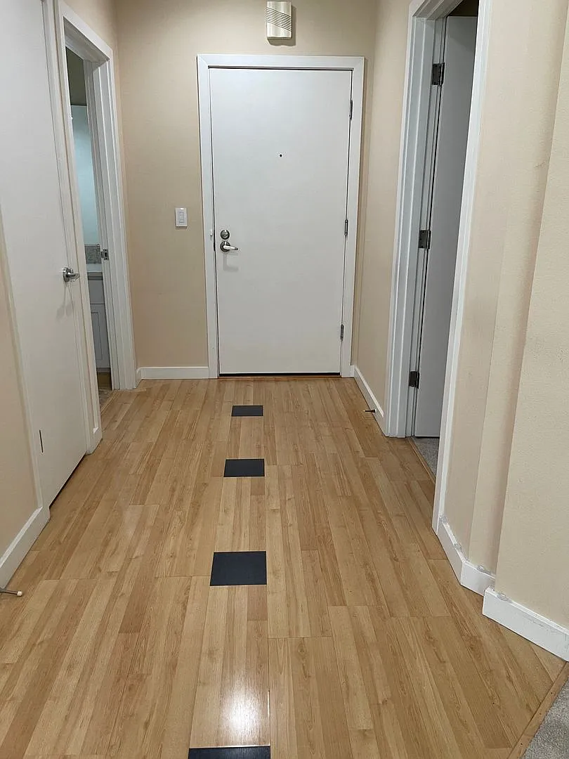 Fantastic Condo in the Heart of Downtown Bellevue with A/C and Assigned Garage Parking — Photo 3