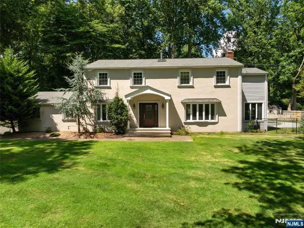 20 Dorotockeys Ln, Old Tappan, NJ 07675