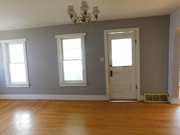 3rd image of 119 Clay St