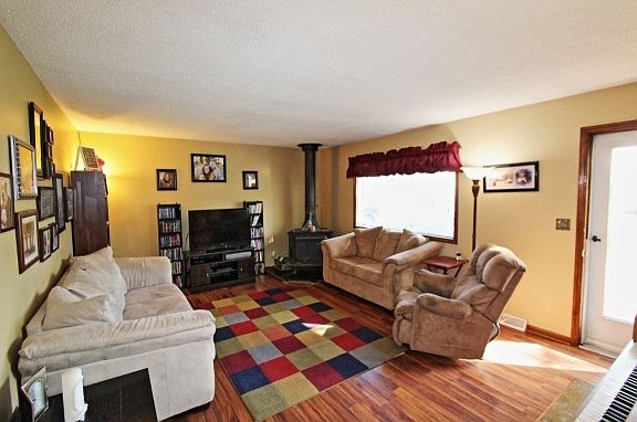 3rd image of 126 Rosewood Ln