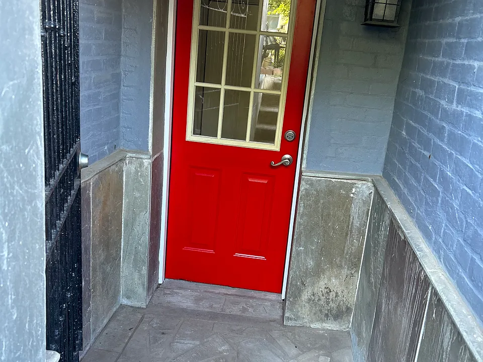 18 R St NE