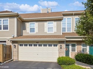 490 Keswick Ln, Carol Stream, IL 60188