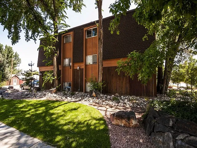 Remodeled 2 bedroom — Photo 3