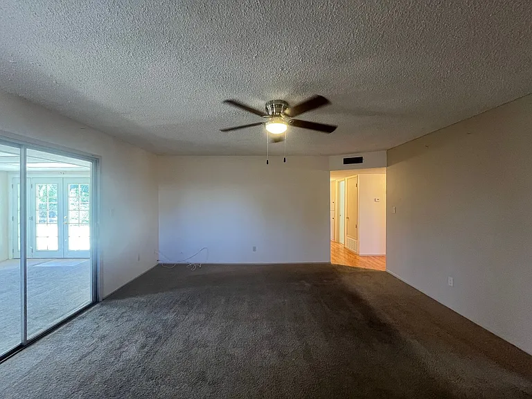 902 Oakwood St — Photo 4