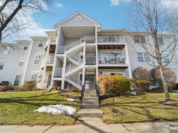 528 Holly Ct, Mahwah, NJ 07430