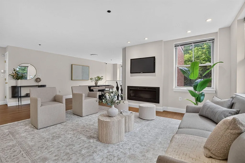 3 bed, 2.0 bath, 1675 sqft, $6,300 — Photo 1