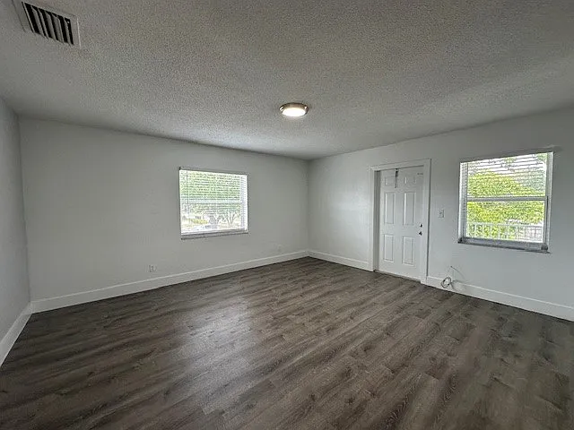 3660 NE 11th Ave — Photo 5