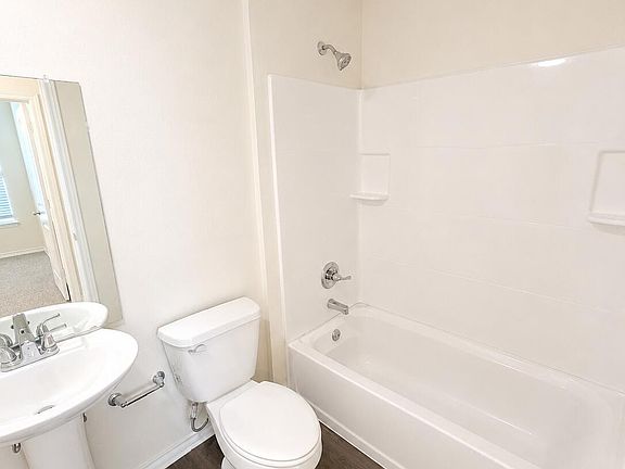 5th image of 404 N Zenith Ave