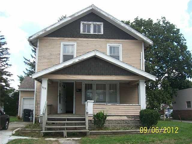 1st image of 928 N Main St
