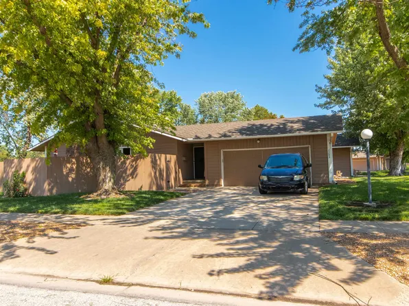 2205 Dover Dr, Hutchinson, KS 67502