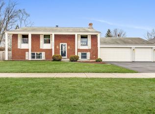 905 N Burning Bush Ln, Mount Prospect, IL