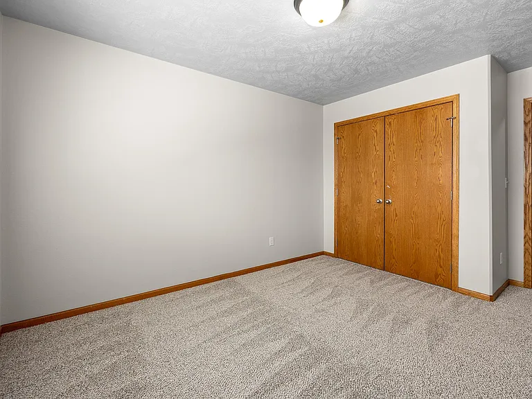 305 E 5th St #UPPER — Photo 17