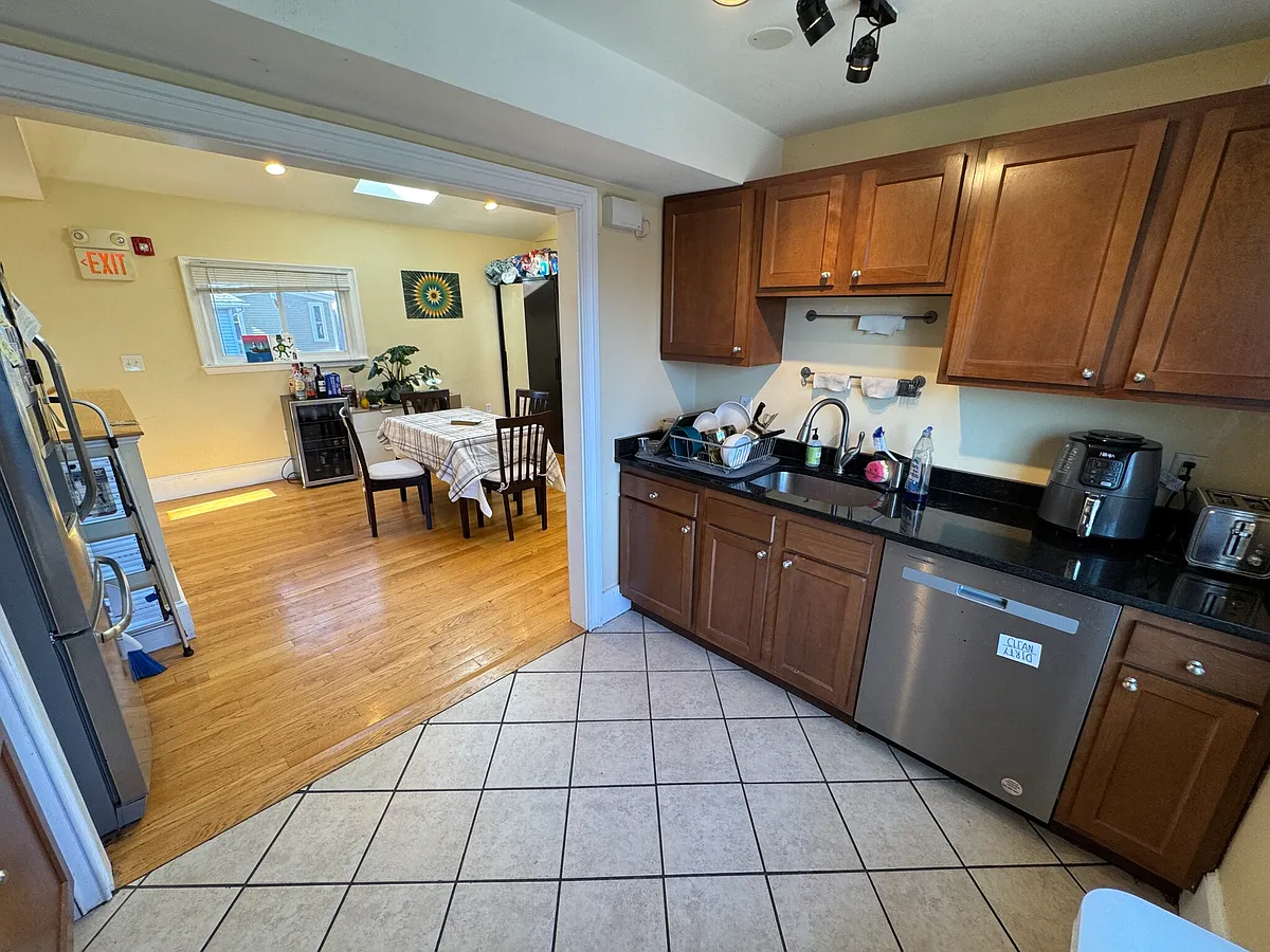 Building Photo - 164 Holland St #2R
