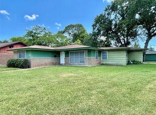 102 Carnation St, Lake Jackson, TX 77566