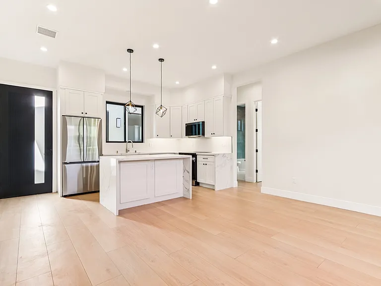 8010 Lloyd Ave — Photo 3