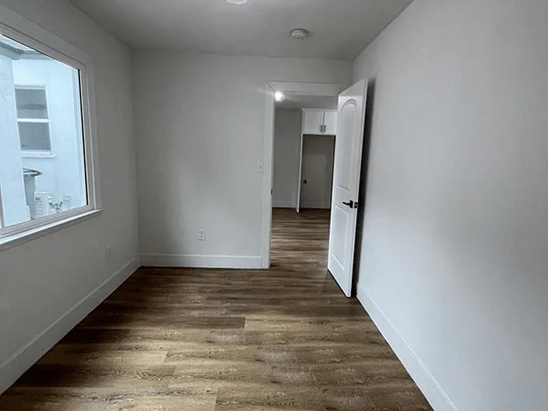 2519 E Monroe St — Photo 8