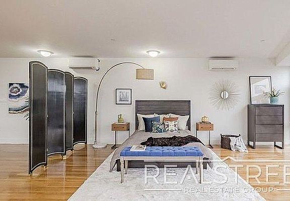 4th image of 90-02 Queens Blvd #521