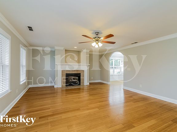 3rd image of 5819 Willowdale Dr
