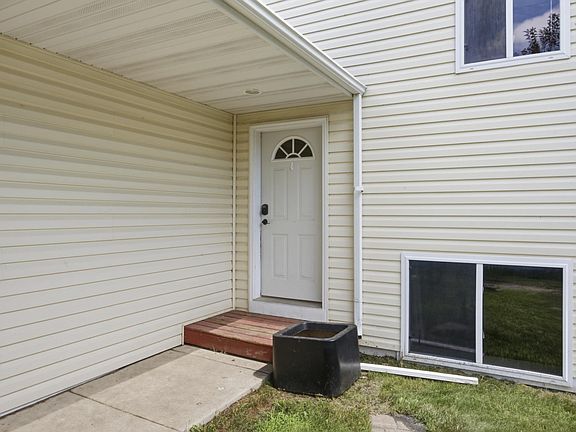 3rd image of 301 Lakeview Dr