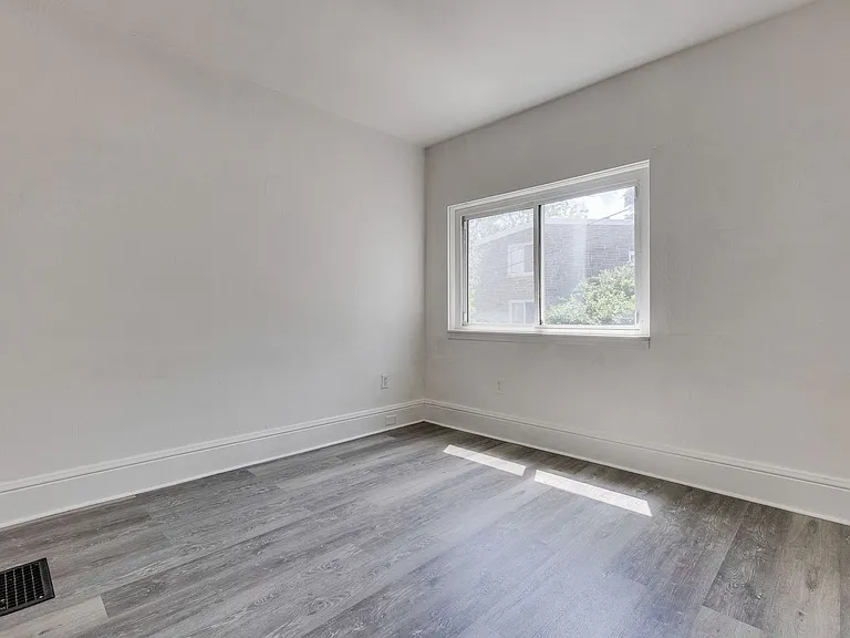949 Freeland St — Photo 5