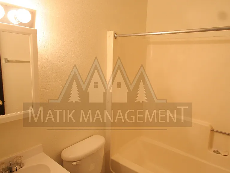 302 6th St SW #201 — Photo 5
