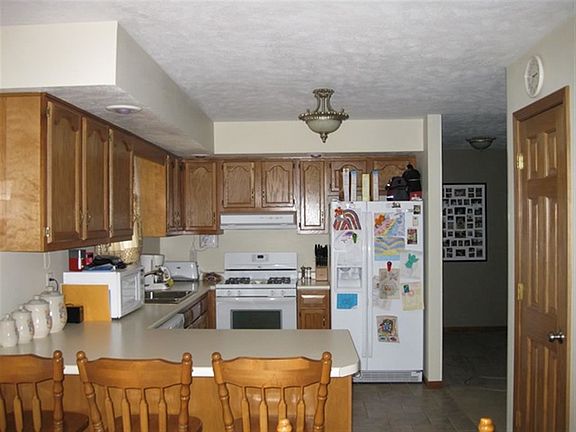 5th image of 906 W Berry Ave