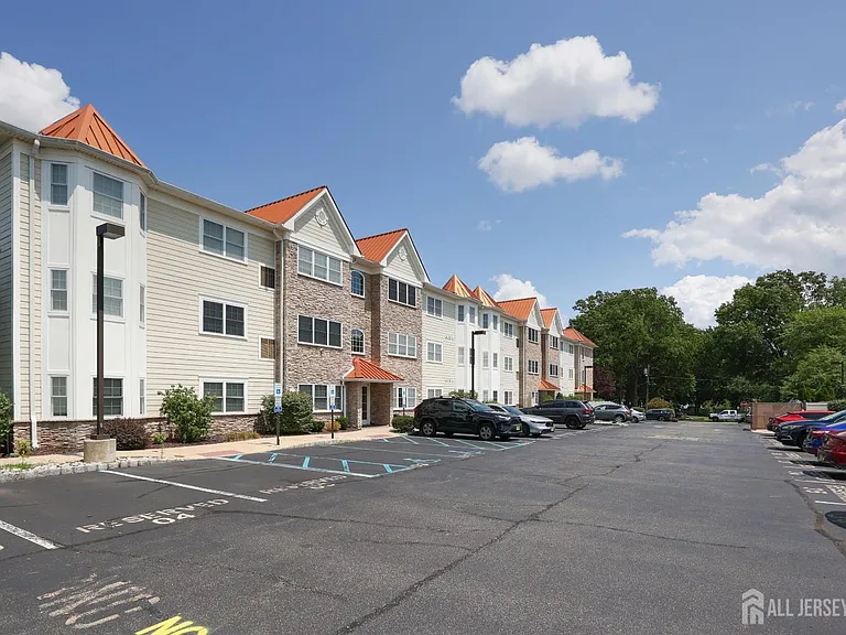 1400 Saint George Ave #303 — Photo 2