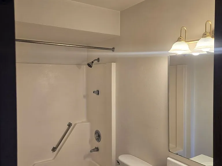 573 E Scott St — Photo 10