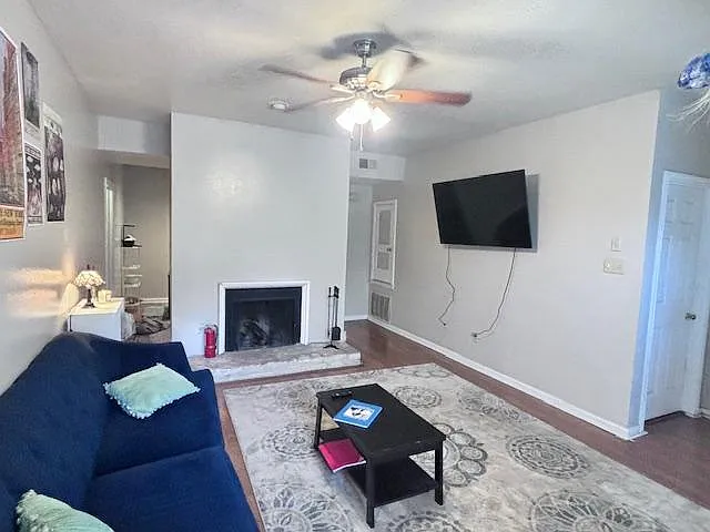 1 bed, 1055 sqft, $1,100 — Photo 3