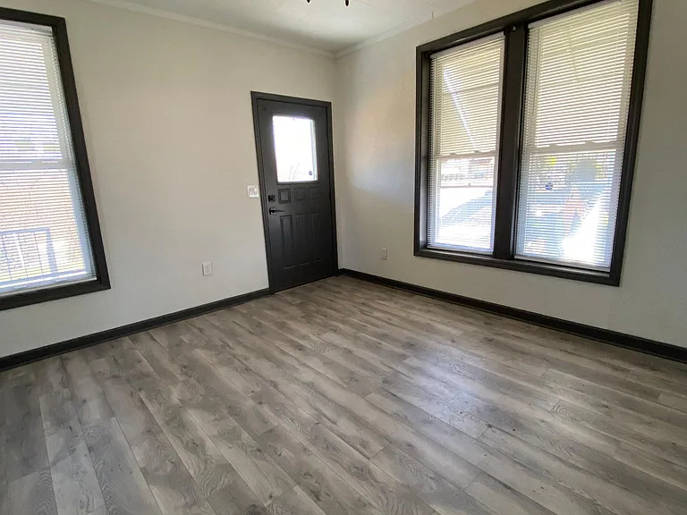 1424 E Broadway St — Photo 12