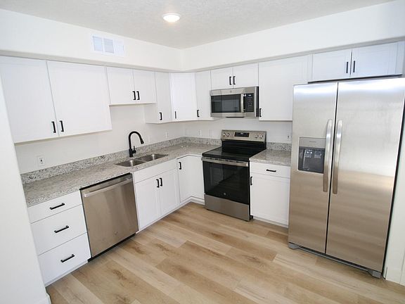 3rd image of 684 W Buena Vista Blvd