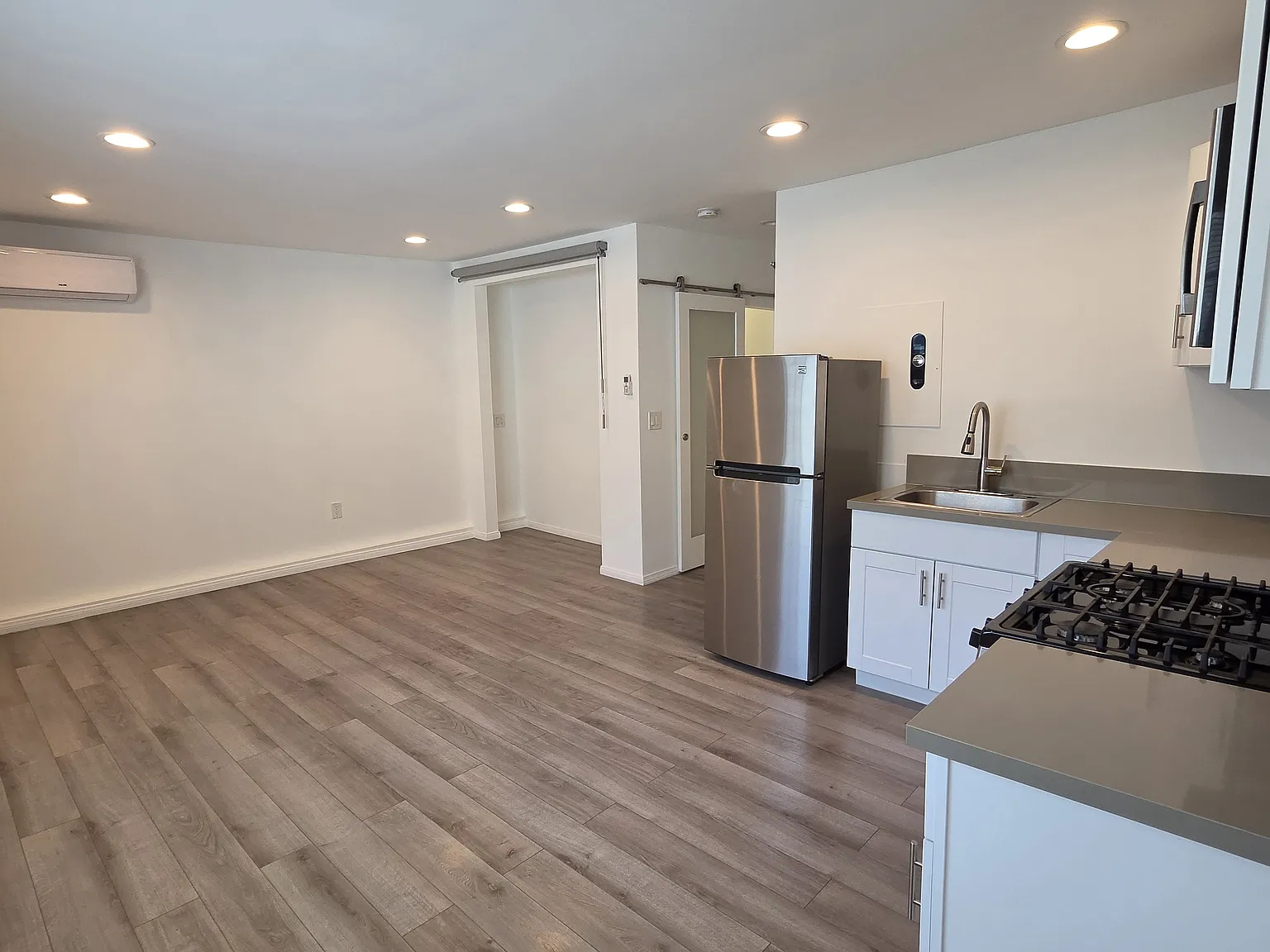 Studio, 455 sqft, $1,900 — Photo 3