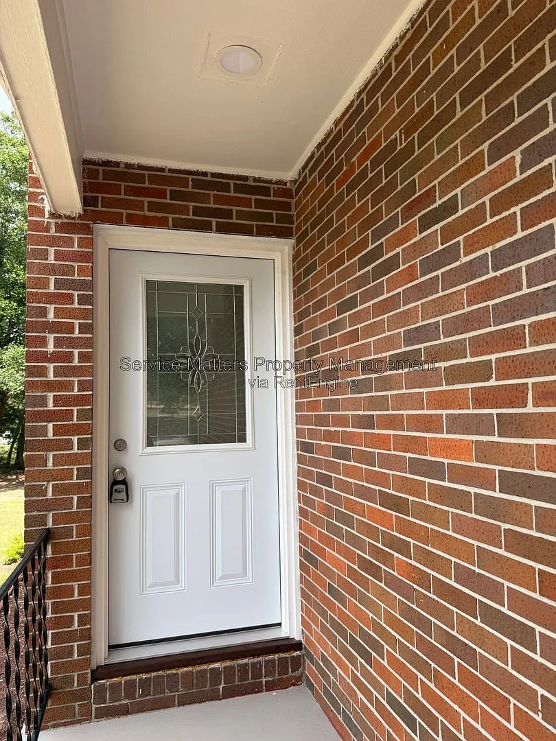 3 bed, 2.0 bath, 1255 sqft, $1,900 — Photo 3