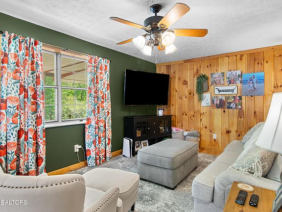 3rd image of 406 Douglas Ln