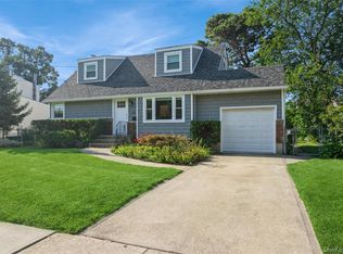 216 N Hawthorne Street, Massapequa, NY 11758