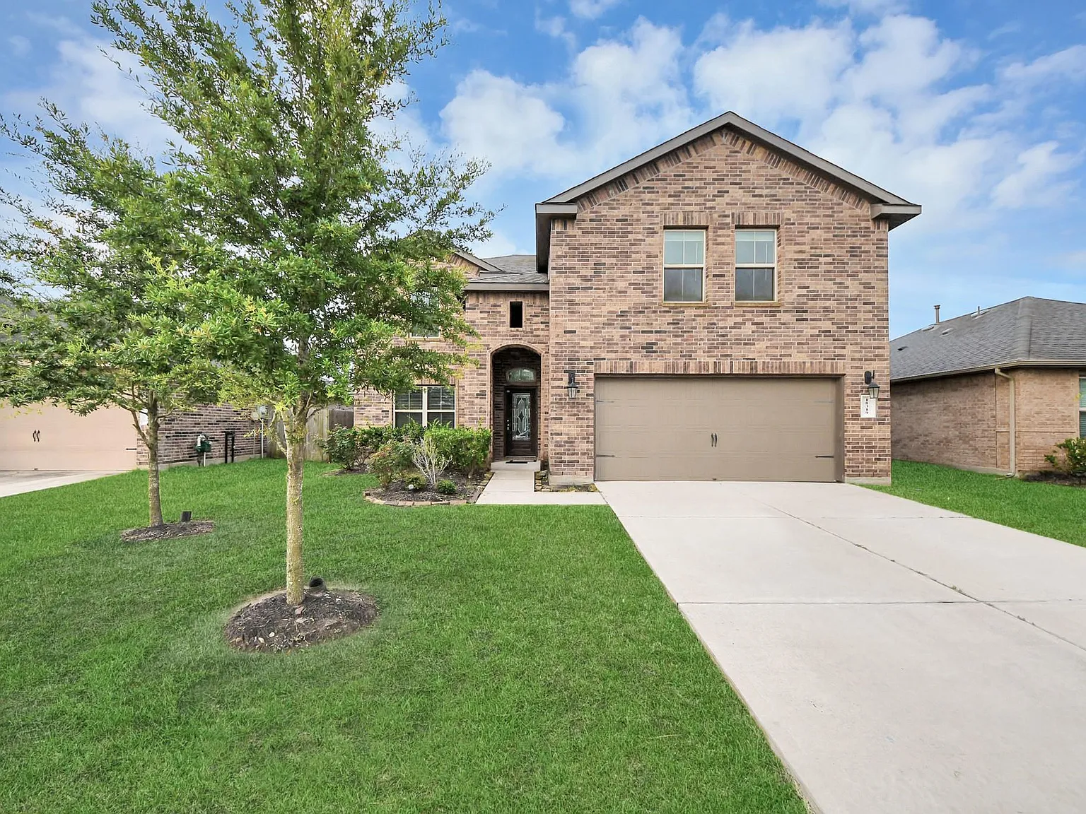 4 bed, 2.5 bath, 2331 sqft, $2,800 — Photo 3