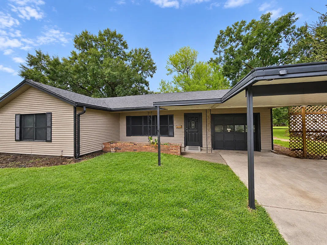 4 bed, 1.0 bath, 1000 sqft, $1,900 — Photo 1