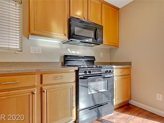 5th image of 556 Taunton St
