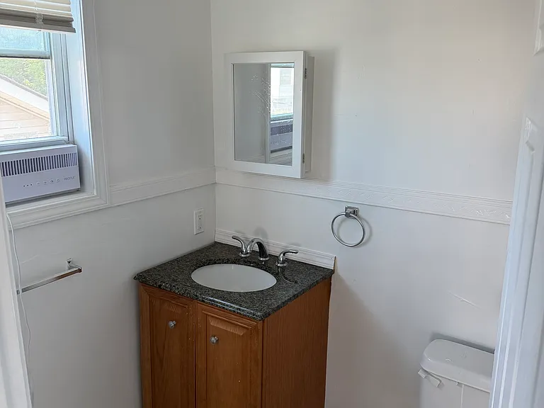 141 N Hamilton St #B — Photo 9