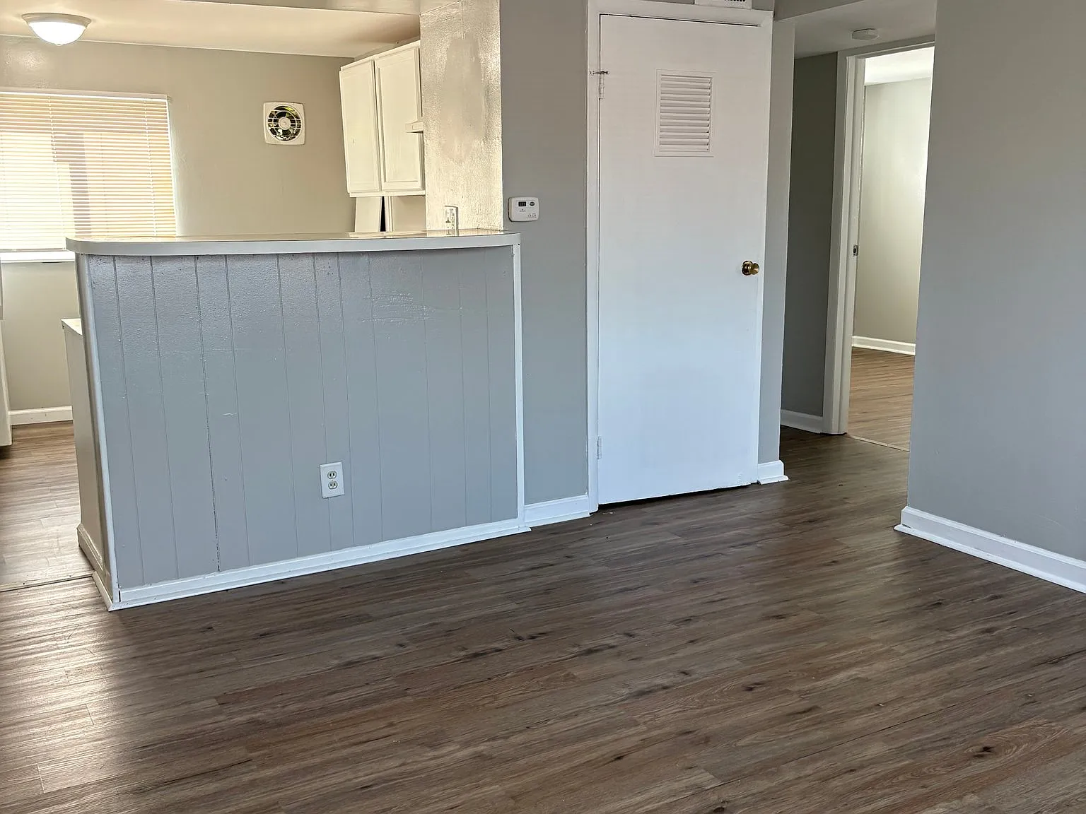$950 monthly rent on 2 bedroom Available NOW! — Photo 2