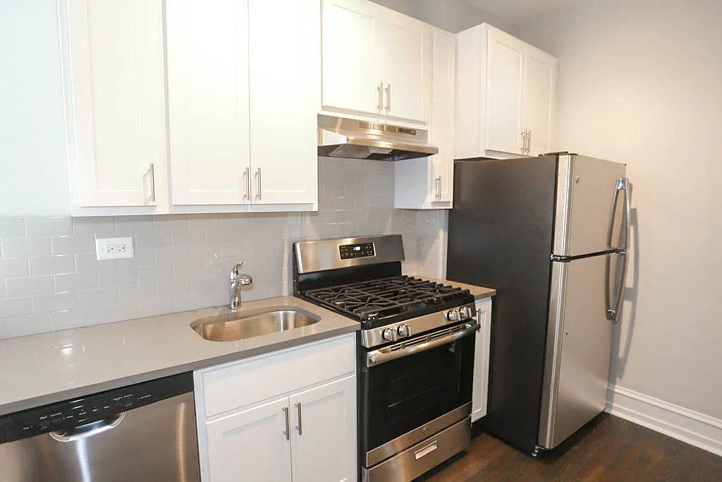 Building Photo - 1613 1/2 W Berteau Ave #3