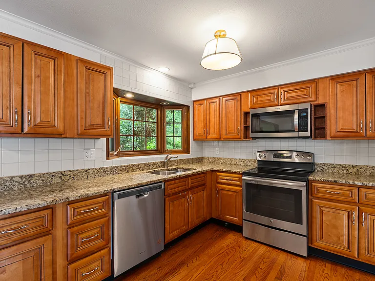 8045 Sabre Dr — Photo 23