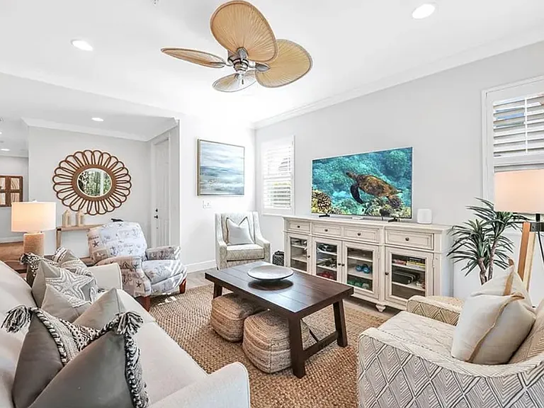 Living room, smart tv