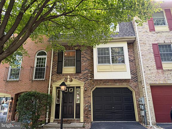 2nd image of 1002 Lindsay Ln