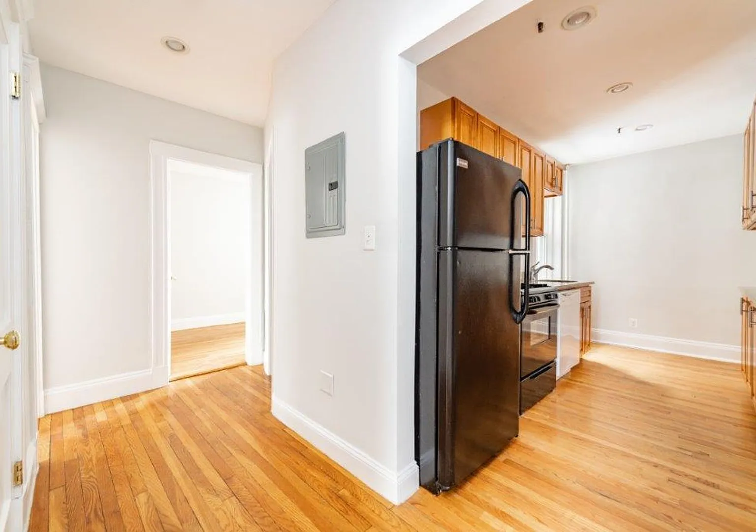 Charming 2 Bedroom - No Broker Fee — Photo 4
