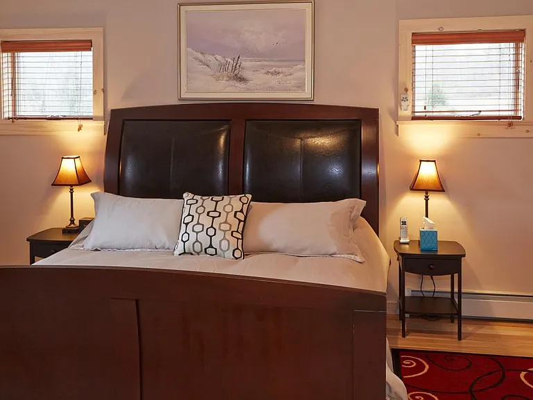 Master bedroom with King size sleigh bed