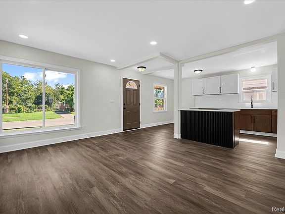 4th image of 8135 Marlowe St