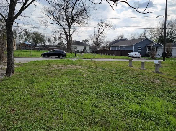 1425 E 34th St, Houston, TX 77022
