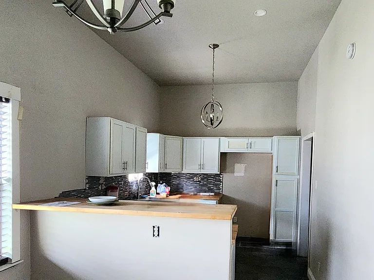 Bar/peninsula area leading into kitchen